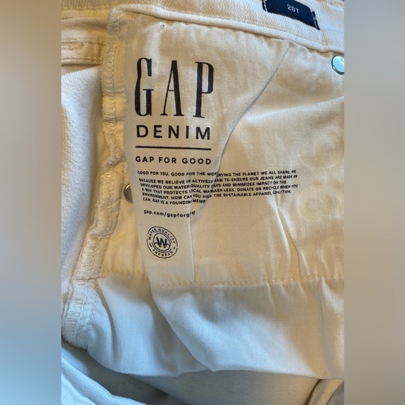GAP - Super cute and comfy raw edge white denim 5 pocket shorts. Size 28T. - Picture 6 of 10